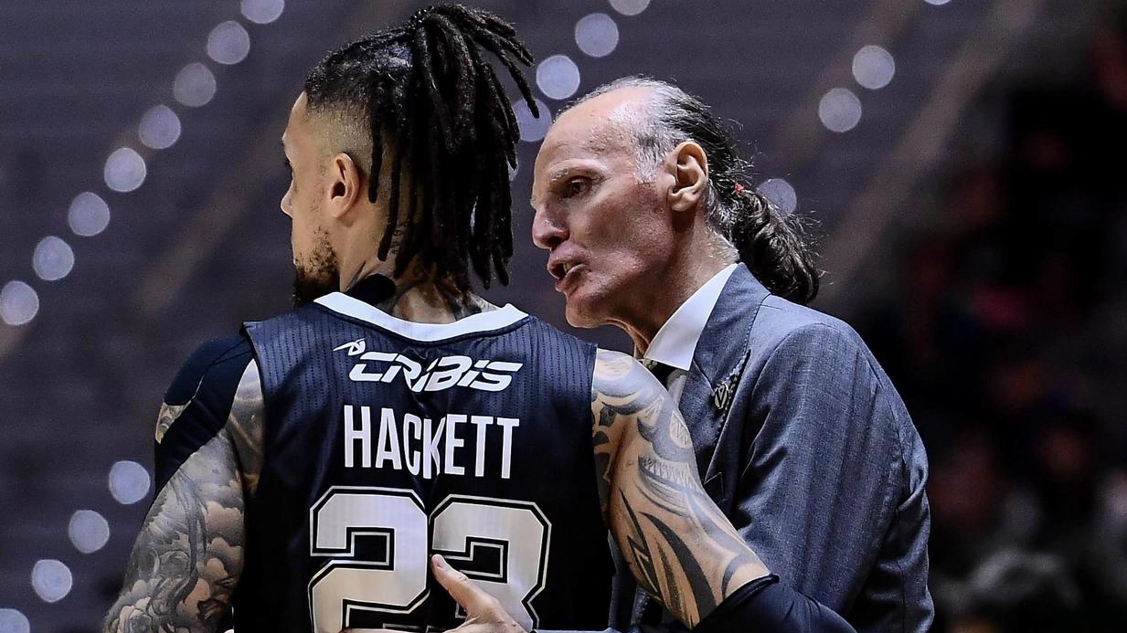 Dusko Ivanovic cerca di spronare il playmaker Daniel Hackett (Ciamillo) Dusko Ivanovic cerca di spronare il playmaker Daniel Hackett (Ciamillo)