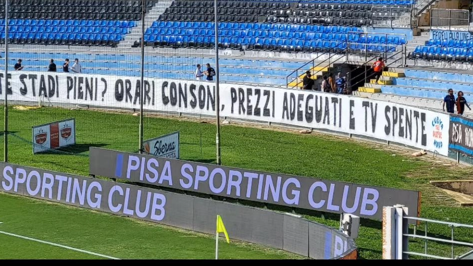 Lo striscione dei tifosi per le poche presenze allo stadio