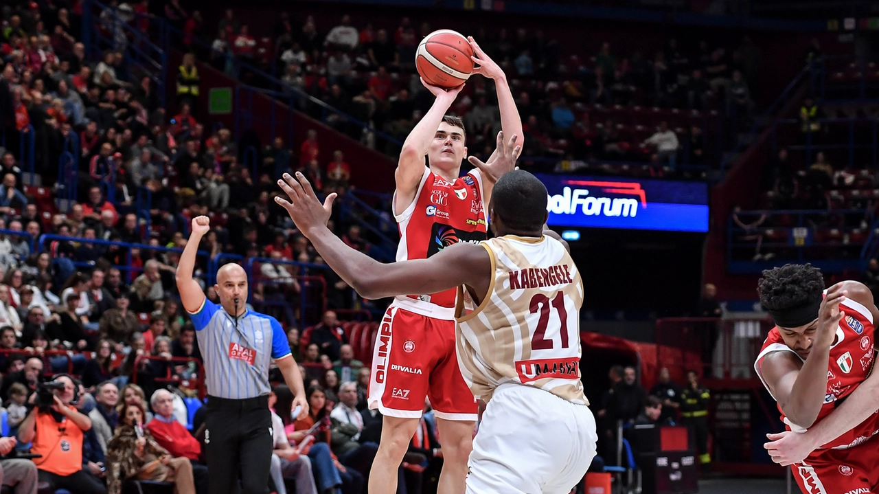 L'Armani vince 79-78, ma dal +20 del 27' rischia ancora una volta di rovinare tutto. Fondamentale il macedone con 17 punti e 10 assist