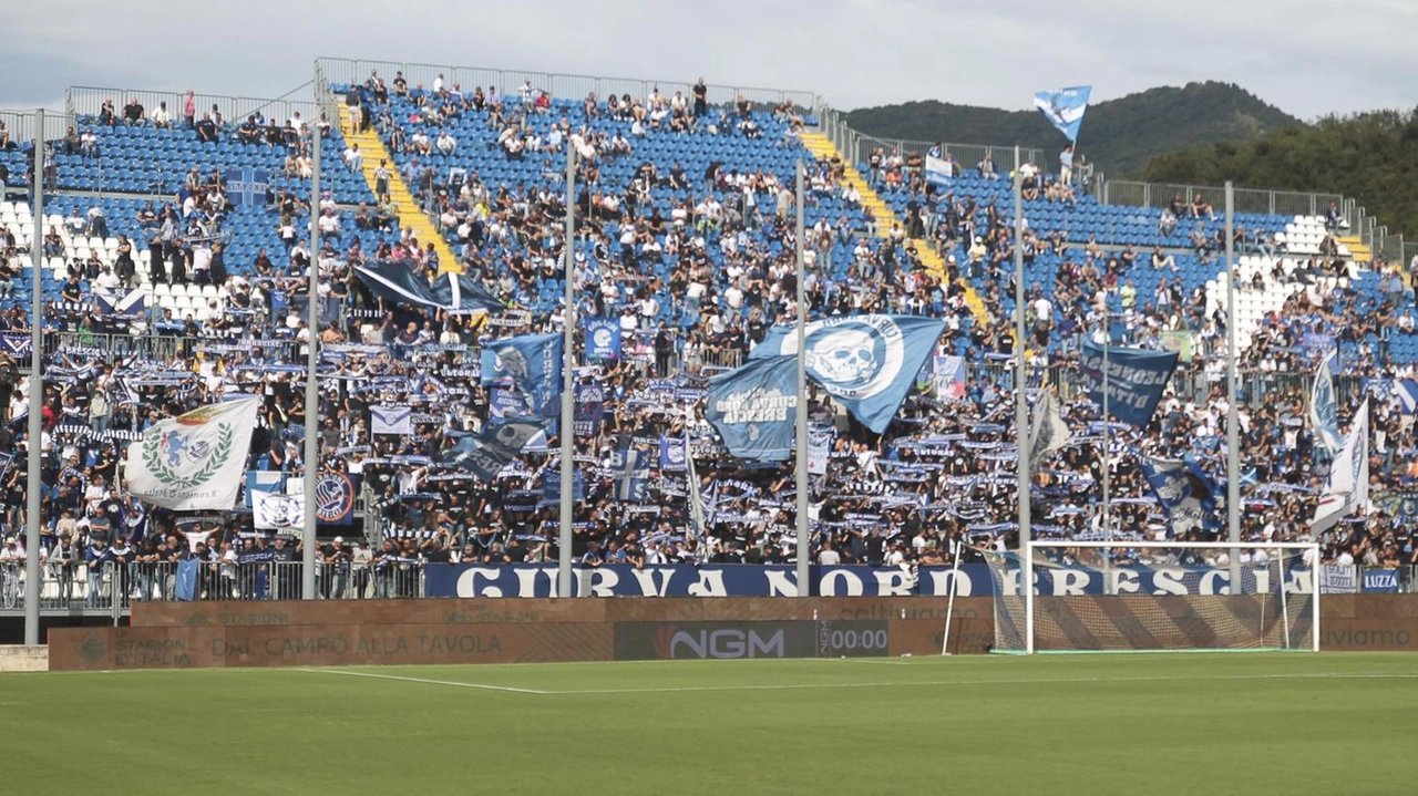 Il Brescia delude i tifosi con scarsi risultati e affluenza ridotta allo stadio. La pallacanestro attira di più, evidenziando la crisi del calcio locale.