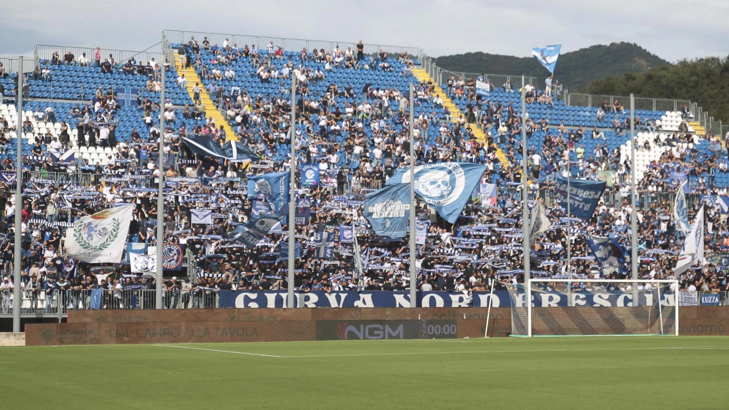 Il Brescia delude i tifosi con scarsi risultati e affluenza ridotta allo stadio. La pallacanestro attira di più, evidenziando la crisi del calcio locale.