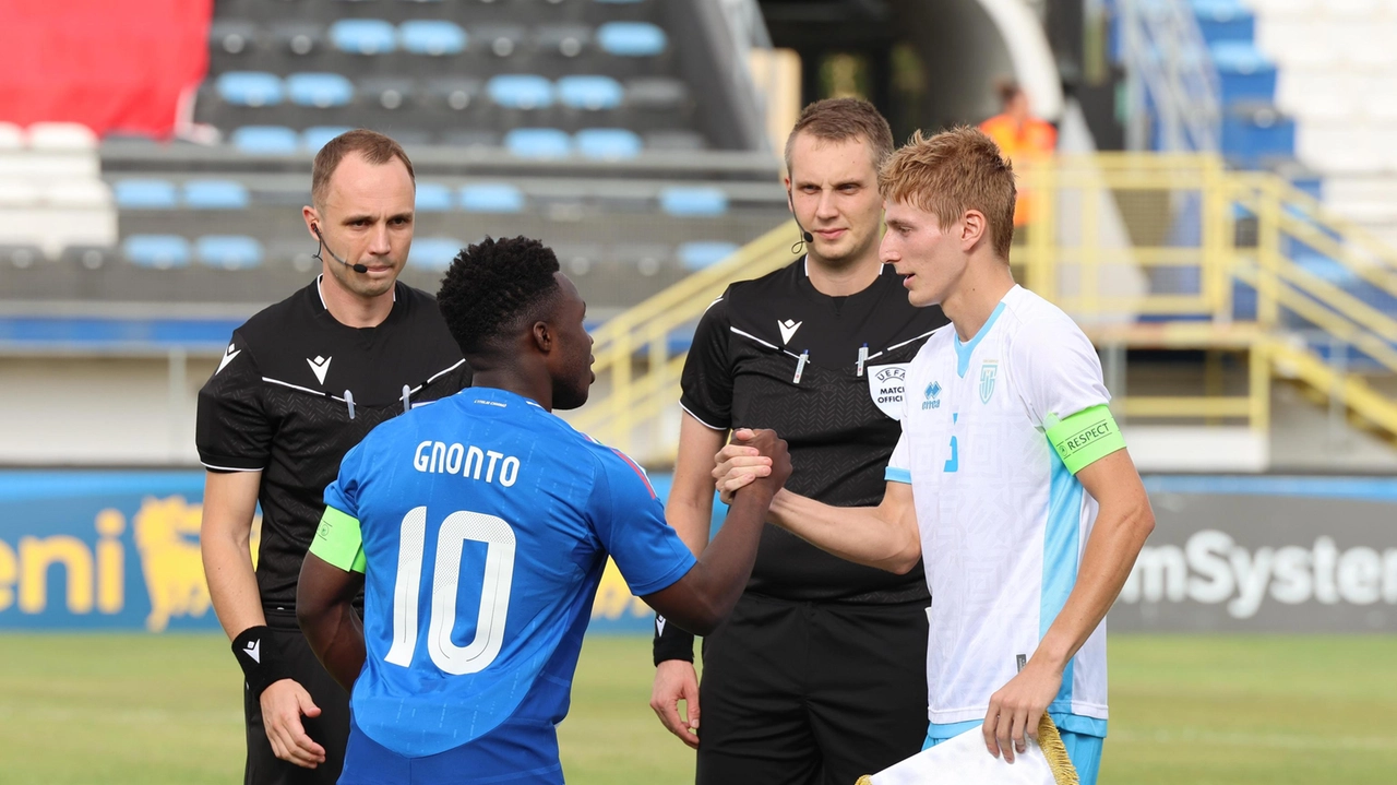 Stretta di mano tra capitani: Giacomo Matteoni e Wilfried Gnonto (. foto Fsgc