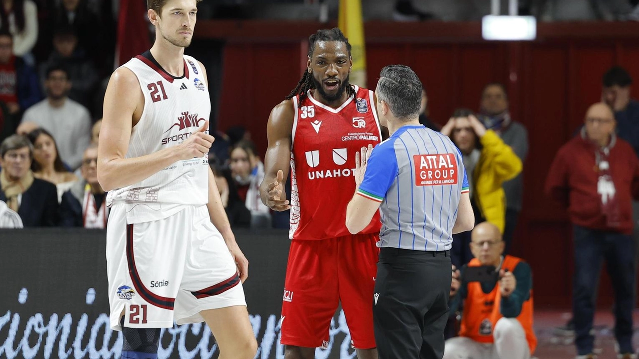 Kenneth Faried protesta con l’arbitro: l’ex Nba espulso al 33’ per doppio fallo tecnico