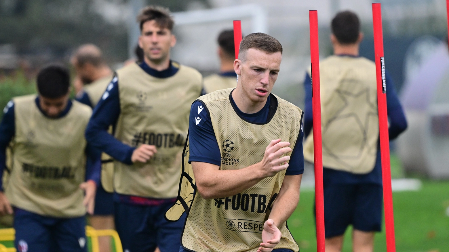 Rossoblù in campo alle 18.30 all'Unipol Domus per la decima giornata di Serie A, con lo scozzese che torna tra i convocati 6 mesi dopo il grave infortunio al ginocchio. Non recupera invece Lykogiannis, assente anche Aebischer, operato per ernia inguinale. Arbitra Forneau