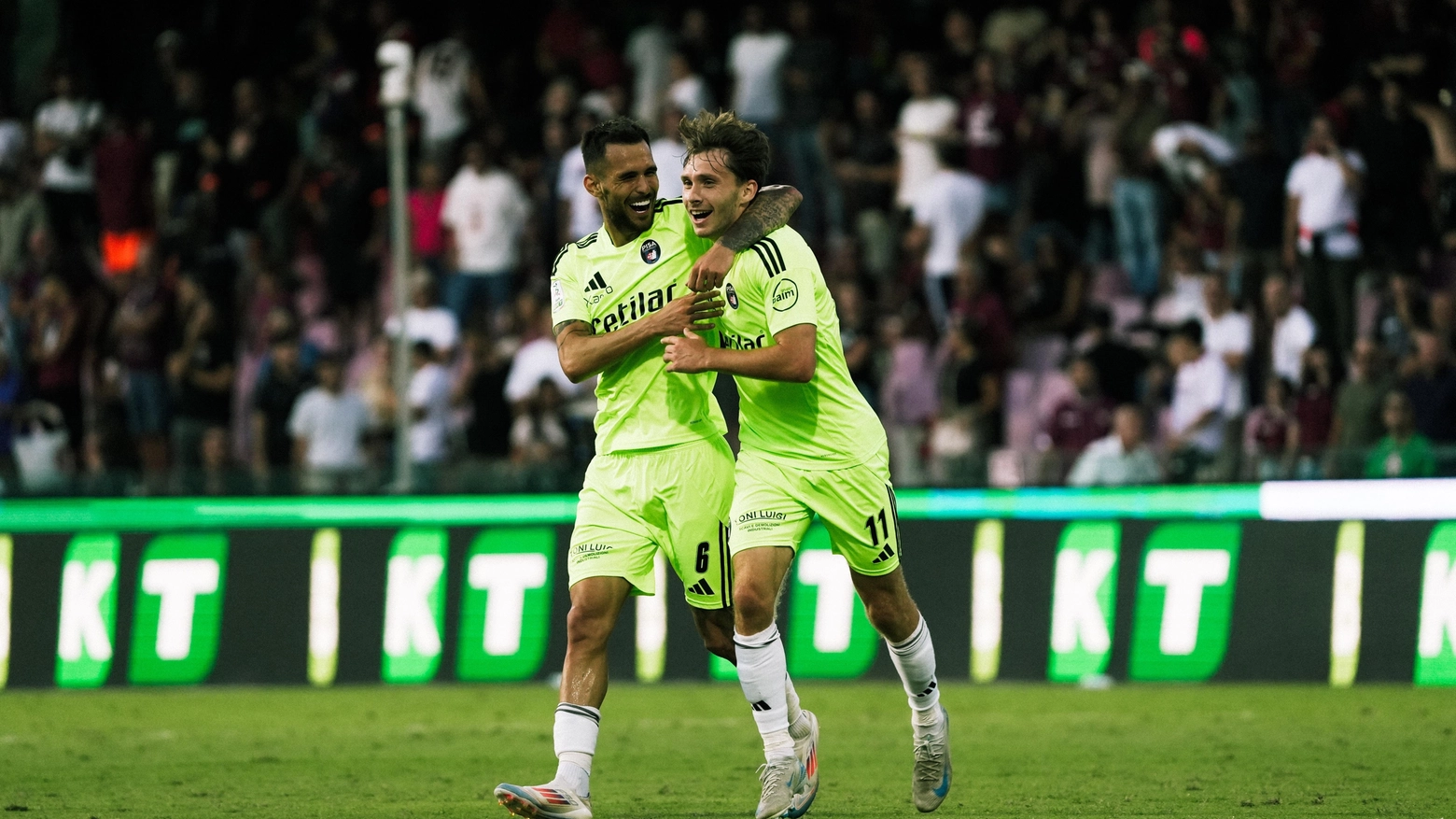 L'esultanza di Tramoni dopo il gol del Pisa a Salerno (Foto Pisa SC)