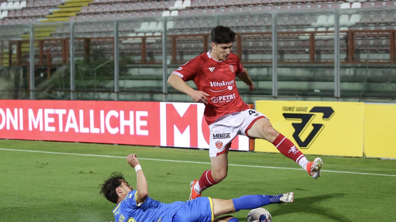 Il Perugia si prepara per la prima ufficiale in Coppa Italia a Latina con alcune defezioni e nuovi arrivi. Marconi del Parma potrebbe debuttare in prestito. Infortuni e cessioni influenzano la formazione.