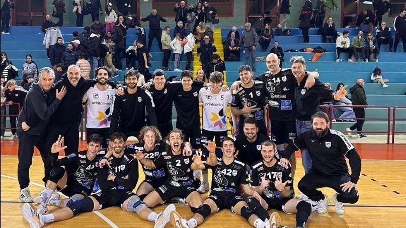 I ragazzi dell’Upc Sdh festeggiano dopo la vittoria dell’aggancio in vetta I ragazzi dell’Upc Sdh festeggiano dopo la vittoria dell’aggancio in vetta