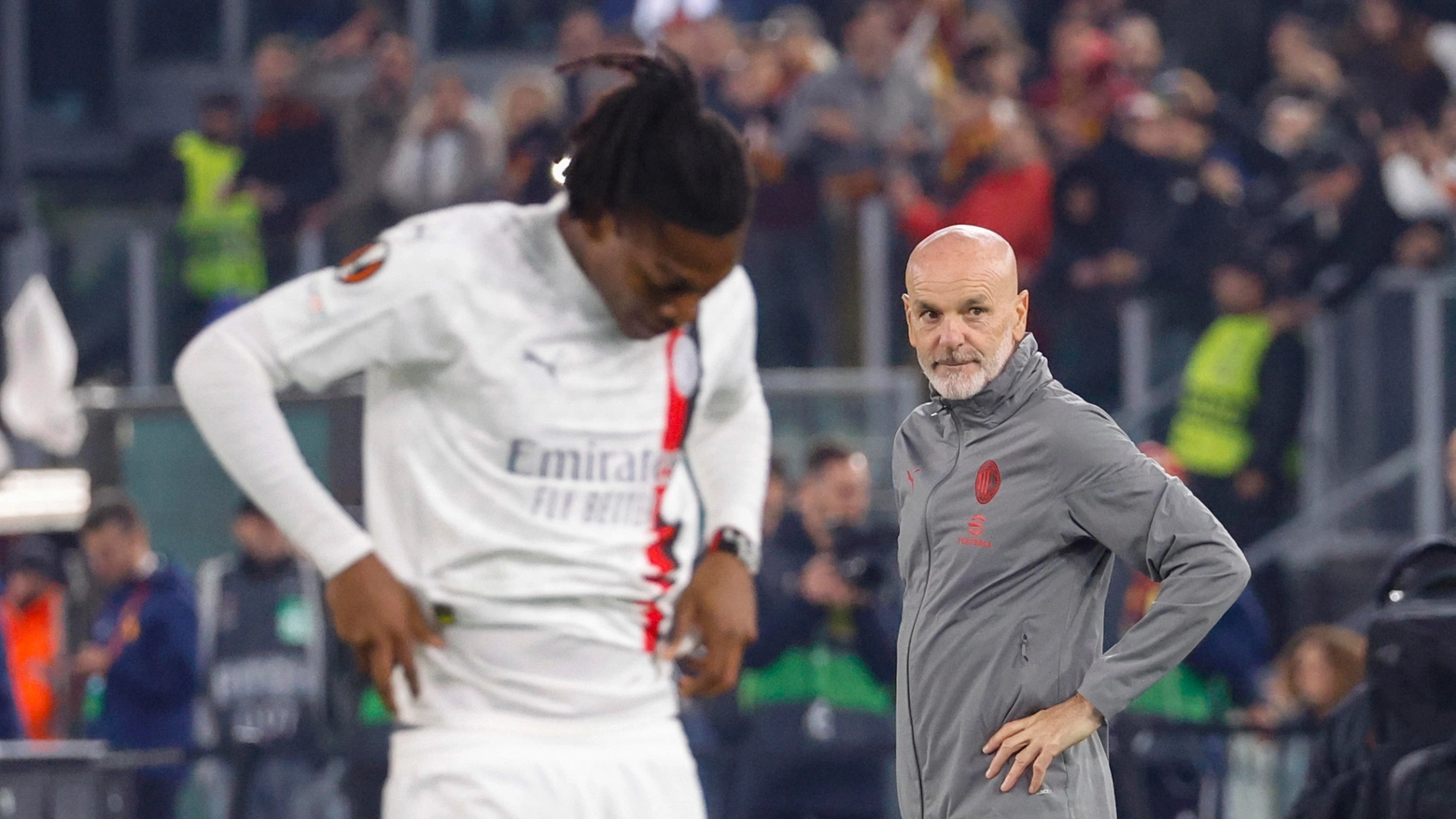 Stefano Pioli, allenatore del Milan e Rafa Leao dopo la delusione della sconfitta contro la Roma ai quarti di Europa League