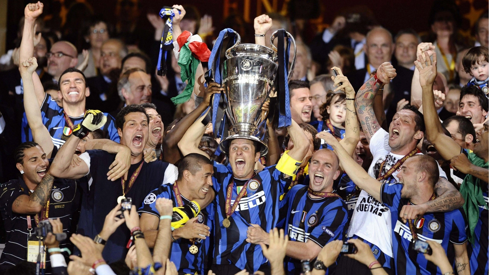 Il capitano nerazzurro Javier Zanetti solleva la terza Champions League nella storia dell'Inter