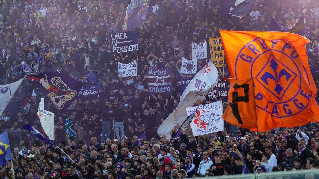 Tanti gli irriducibili tifosi viola che oggi si presenteranno allo stadio di Como. Partenza al mattino presto e rientro in tarda serata: in auto, pullman e mini-van.