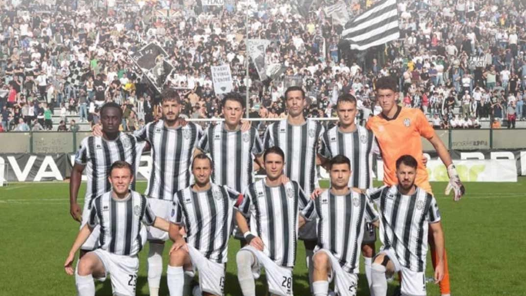 In copertina una foto della squadra davanti alla Curva Guasparri, all’interno le immagini dei protagonisti impegnati in questa stagione di...