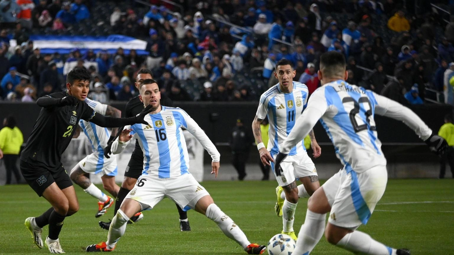 Calcio: amichevole Argentina-El Salvador 3-0, senza Messi