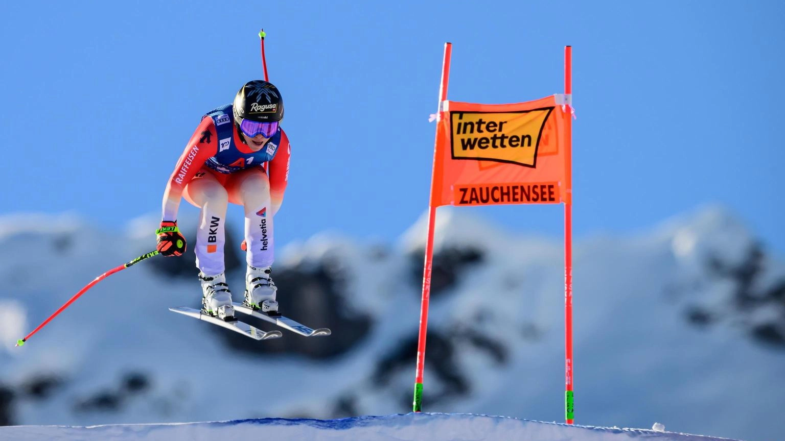 La sciatrice svizzera vince la gara norvegese e si avvicina alla conquista della coppa. Sempre più complessa la lotta in classifica generale per Brignone