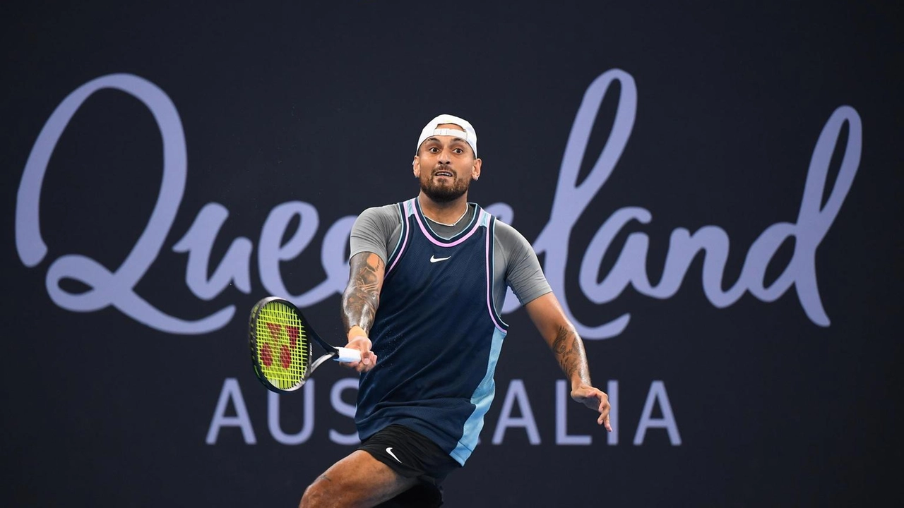 Dopo quasi due anni di assenza, Kyrgios torna in campo tra successi e dubbi sul polso. La sua partecipazione agli Australian Open è incerta.