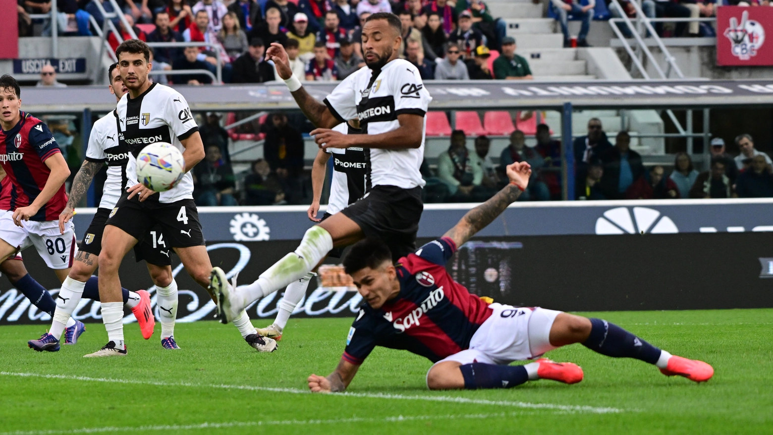 Sfida al Dall'Ara, un momento del match tra Bologna e Parma (foto Schicchi)