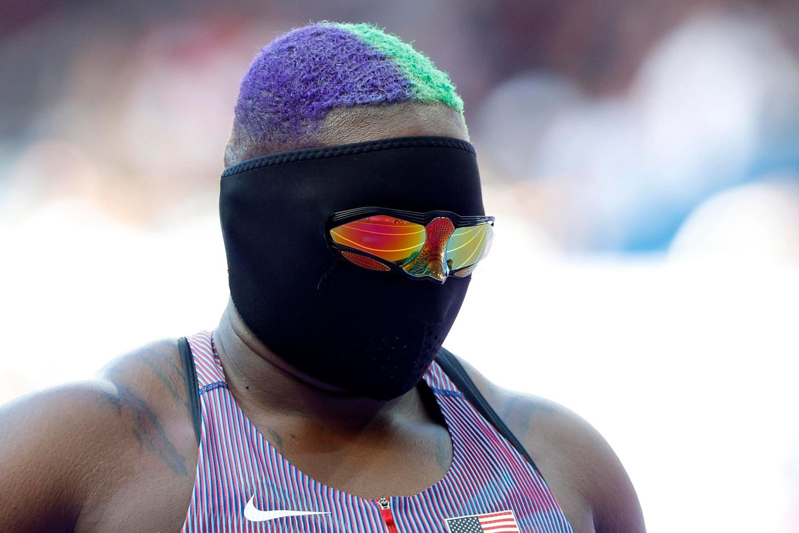 L'atleta americana Raven Saunders in pedana a Parigi con la maschera