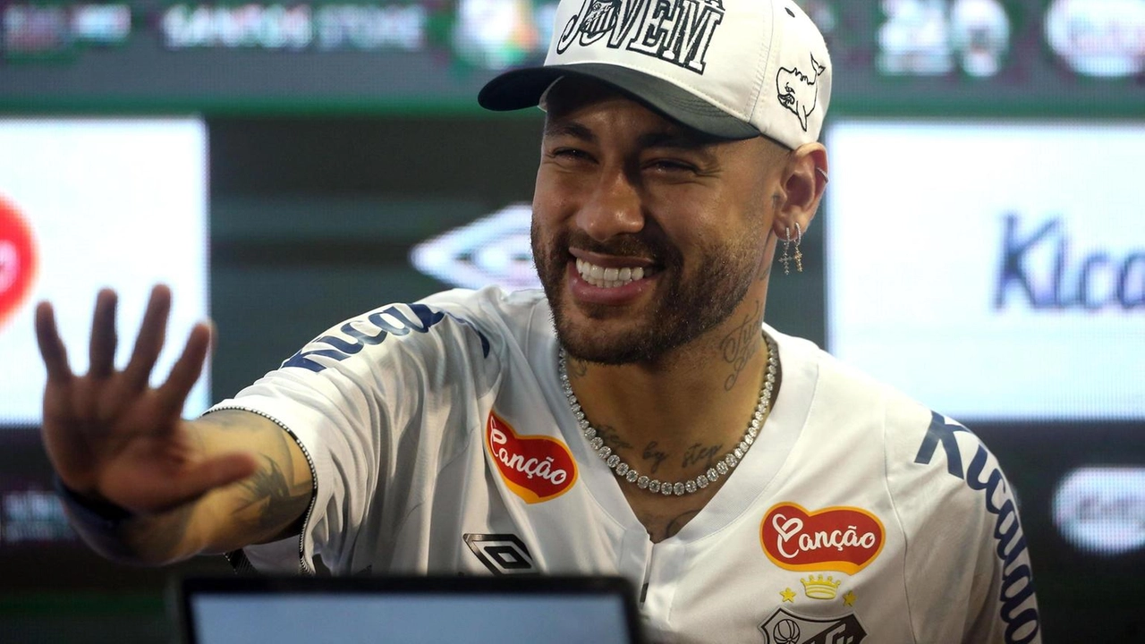 Neymar si allena con il Santos dopo esperienze all'estero, arrivando in elicottero dalla sua villa di Mangaratiba. Neymar si allena con il Santos dopo esperienze all'estero, arrivando in elicottero dalla sua villa di Mangaratiba.