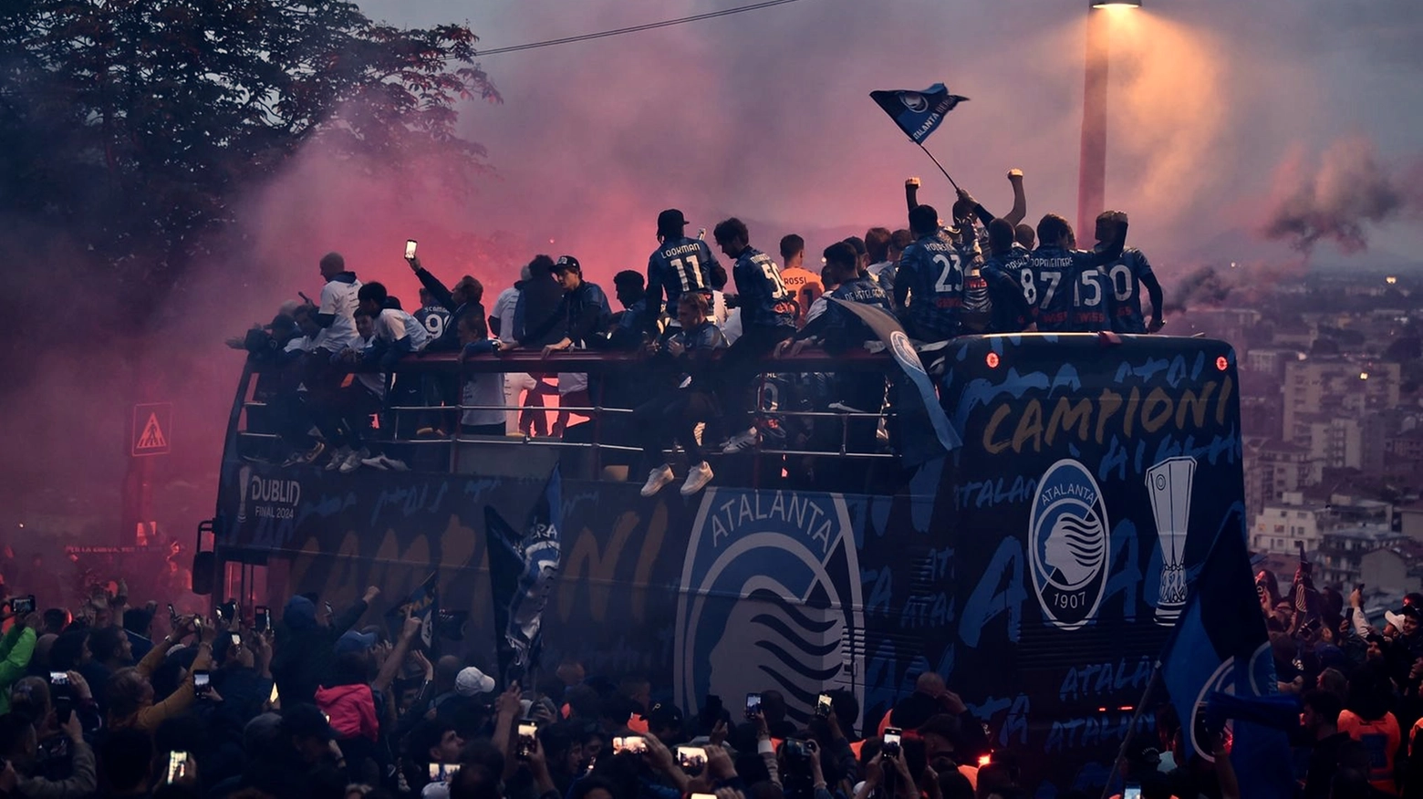 Il pullman dell'Atalanta in festa a Bergamo