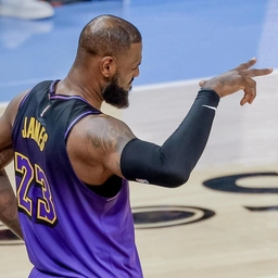 LeBron James guida i Lakers alla vittoria su Sacramento: 32 punti per il re della Nba