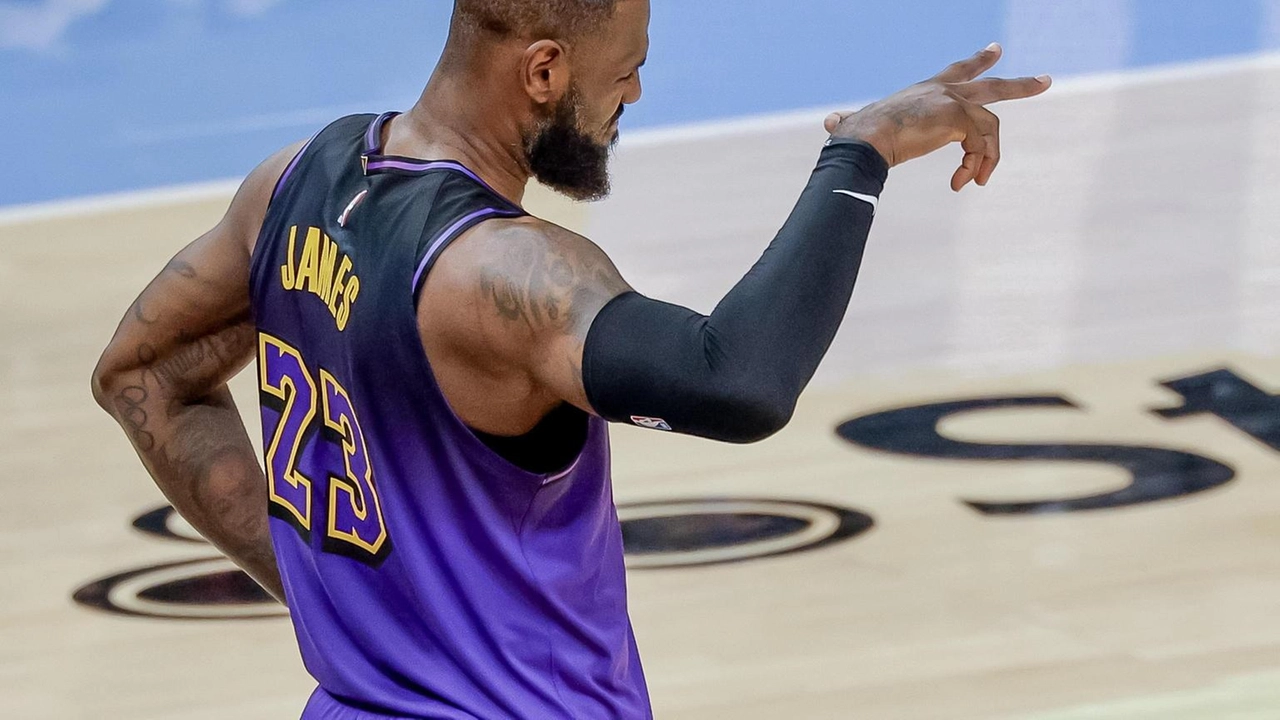 LeBron James trascina i Lakers alla vittoria contro i Kings. Prestazioni brillanti anche per Curry e Wembanyama.