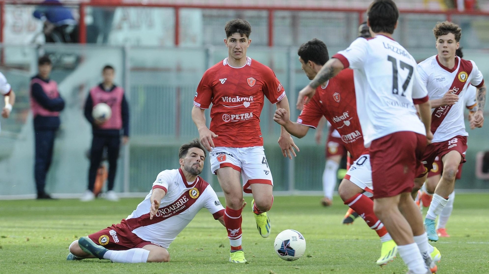 Mentre procedono le operazioni per il "closing", i dirigenti biancorossi lavorano sulle trattative di mercato in vista della due giorni a Milano