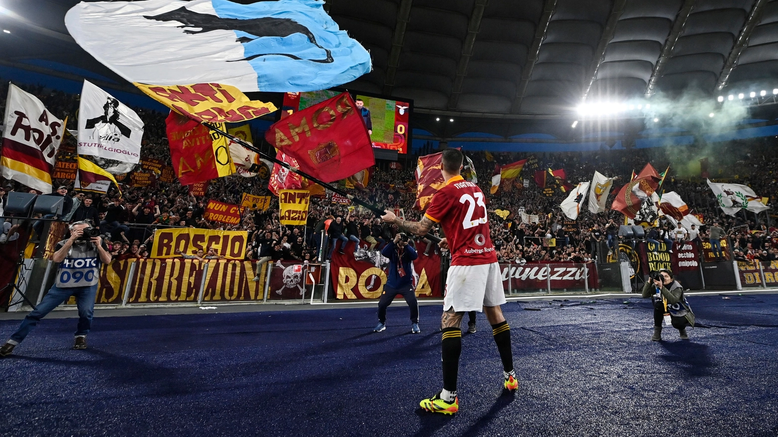 Gianluca Mancini sventola la bandiera della Lazio con il topo al centro dopo il derby vinto dalla Roma grazie a un suo gol