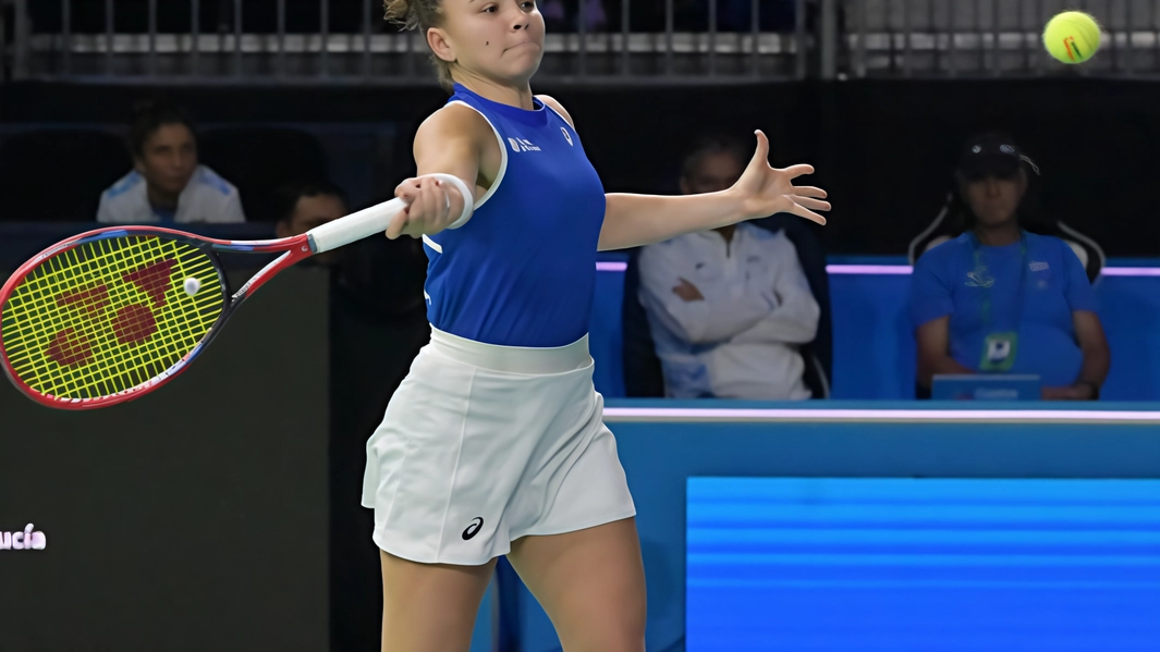 L'Italia vince la Billie Jean King Cup contro il Giappone a Malaga. Cocciaretto cede, ma Paolini ed Errani riportano la squadra alla vittoria. Semifinale in vista.