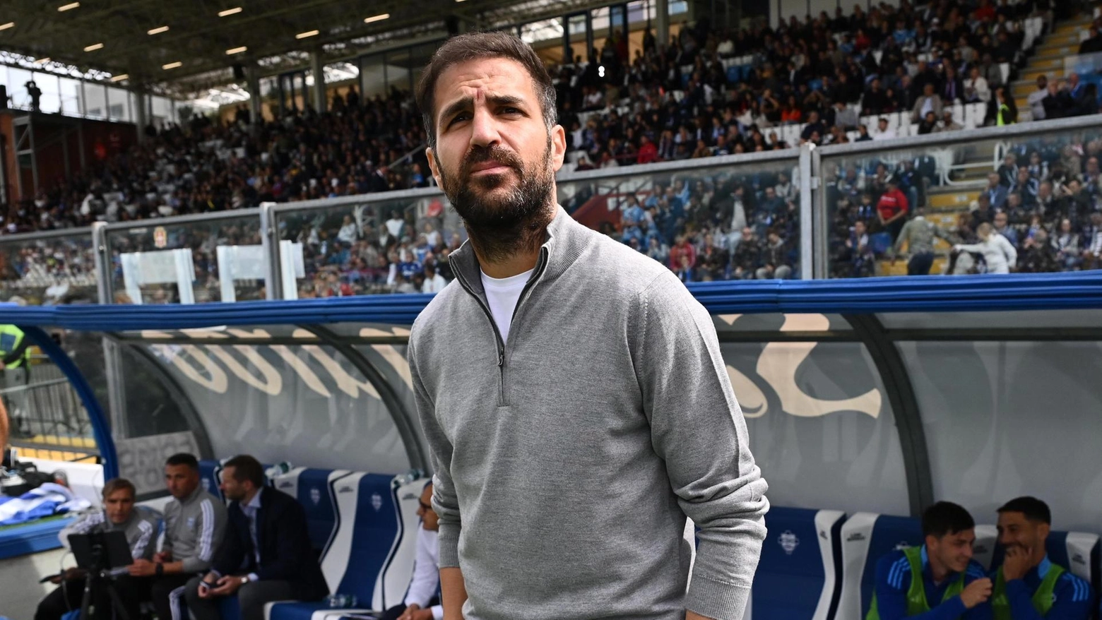 Il Como affronta la Lazio in una sfida cruciale al Sinigaglia. Fabregas deve fare scelte tattiche importanti per contrastare la squadra avversaria.