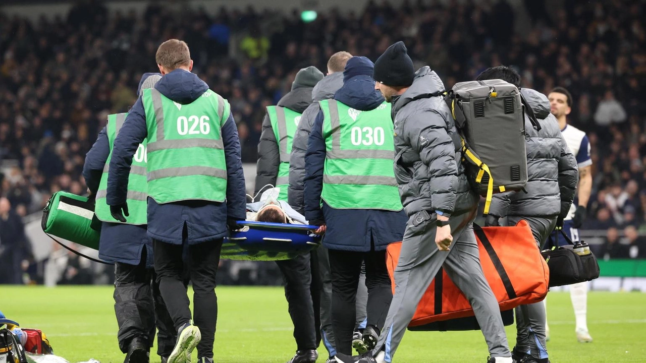 Bentancur crolla a terra durante la semifinale di Carabao Cup. Soccorsi immediati e trasporto in ospedale per accertamenti.