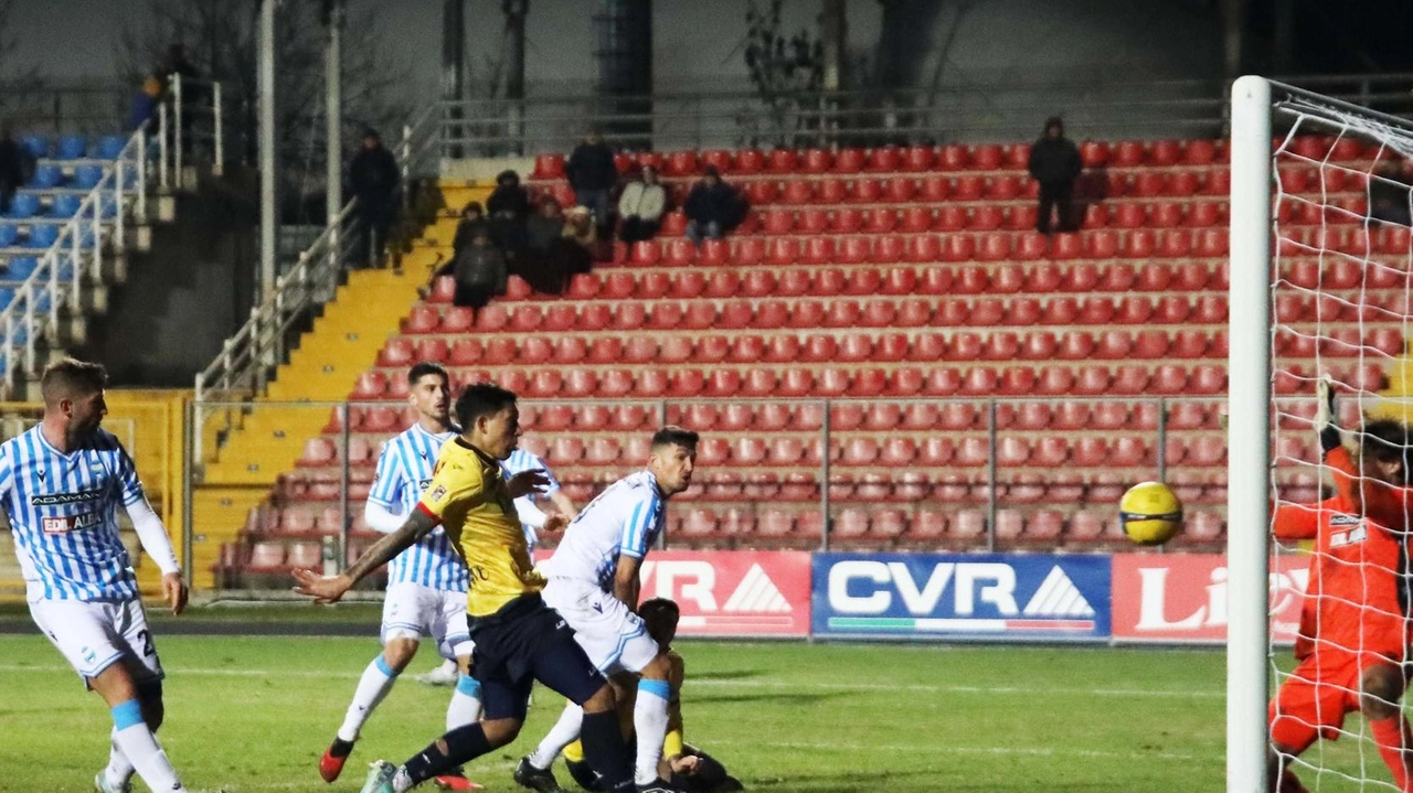 A Gubbio va in vantaggio con Arena, poi resiste agli attacchi degli umbri fino all’ultimo istante di gioco, in cui subisce il pari. E venerdì si va ad Ascoli.