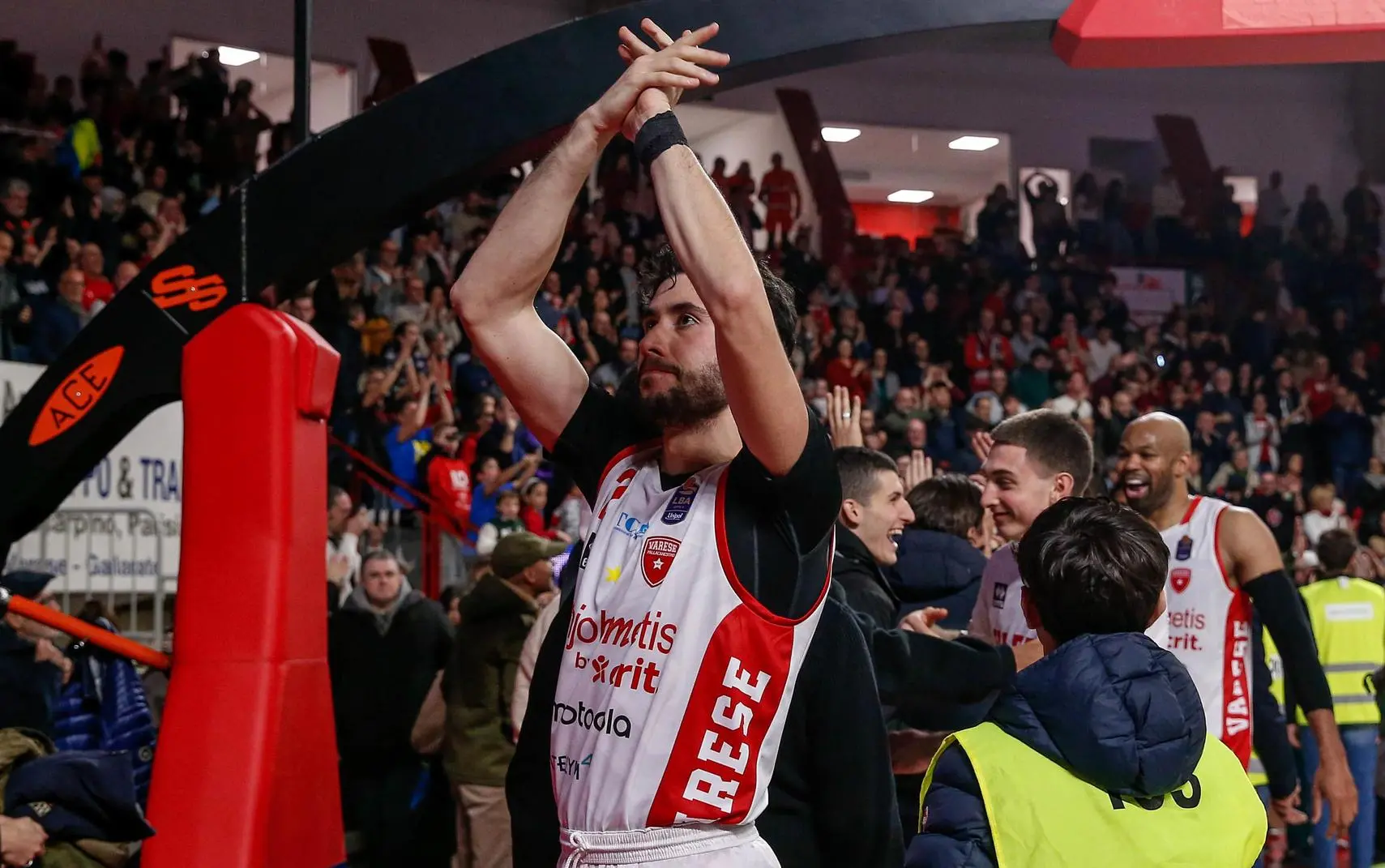 Derby all’Openjobmetis. Varese la mette sul ritmo. Coppa a rischio per Milano