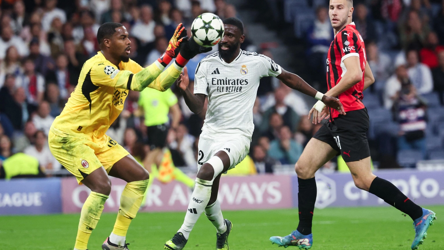 Mike Maignan intercetta il tiro di Antonio Rudiger