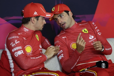 Ferrari, l’esodato Sainz batte ancora Leclerc. E la Red Bull torna a dettare legge