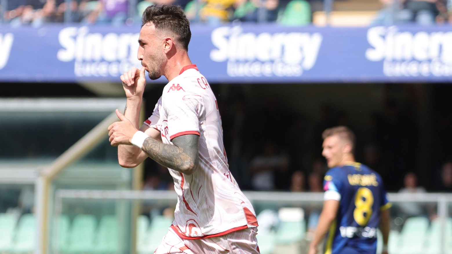 Gaetano Castrovilli festeggia un gol con la maglia della Fiorentina contro il Verona