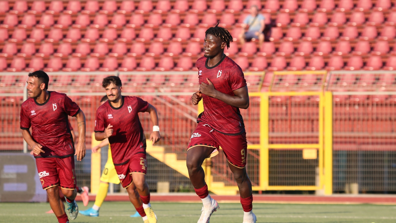 Pontedera-Pianese, l'esultanza per il gol di Italeng (Fotocronache Germogli)