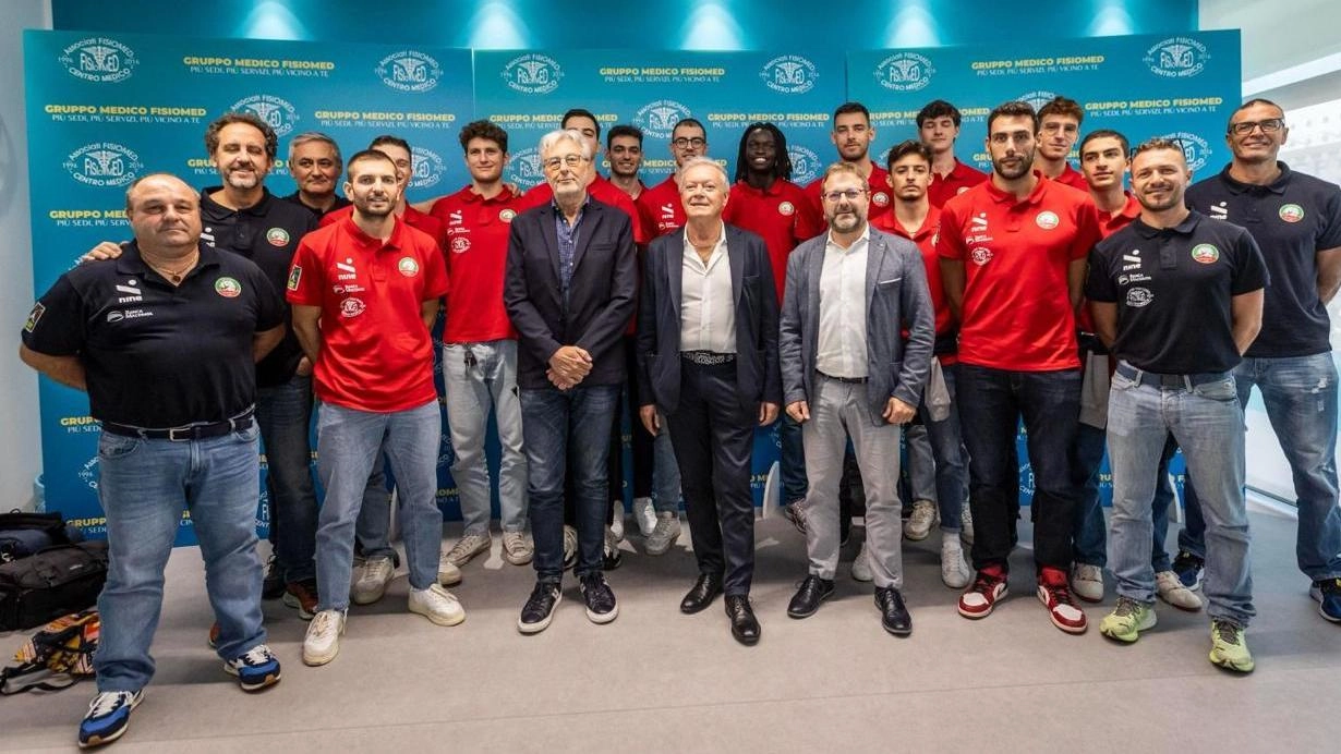 La squadra della Pallavolo Macerata nella sede della Fisiomed