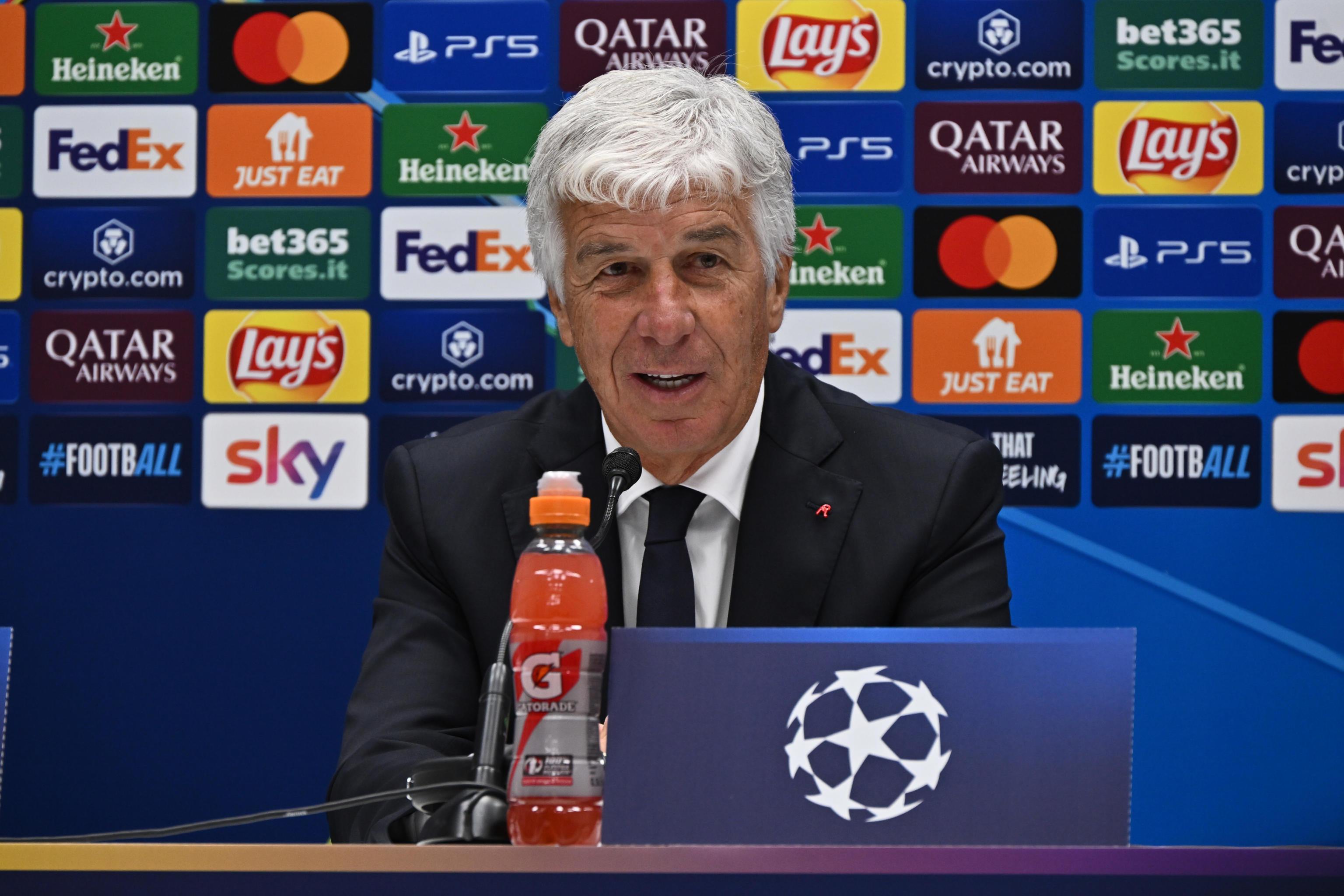 https://sport.quotidiano.net/image-service/view/acePublic/alias/contentid/OWYwN2I0MTItOTFmNy00/0/gian-piero-gasperini-in-conferenza-stampa.jpeg