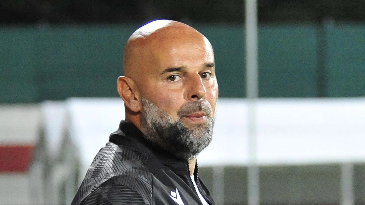 Roberto Stellone, allenatore della Vis Pesaro. In conferenza stampa, il mister biancorosso ha elogiato l’atteggiamento propositivo dei suoi (foto Luca Toni)