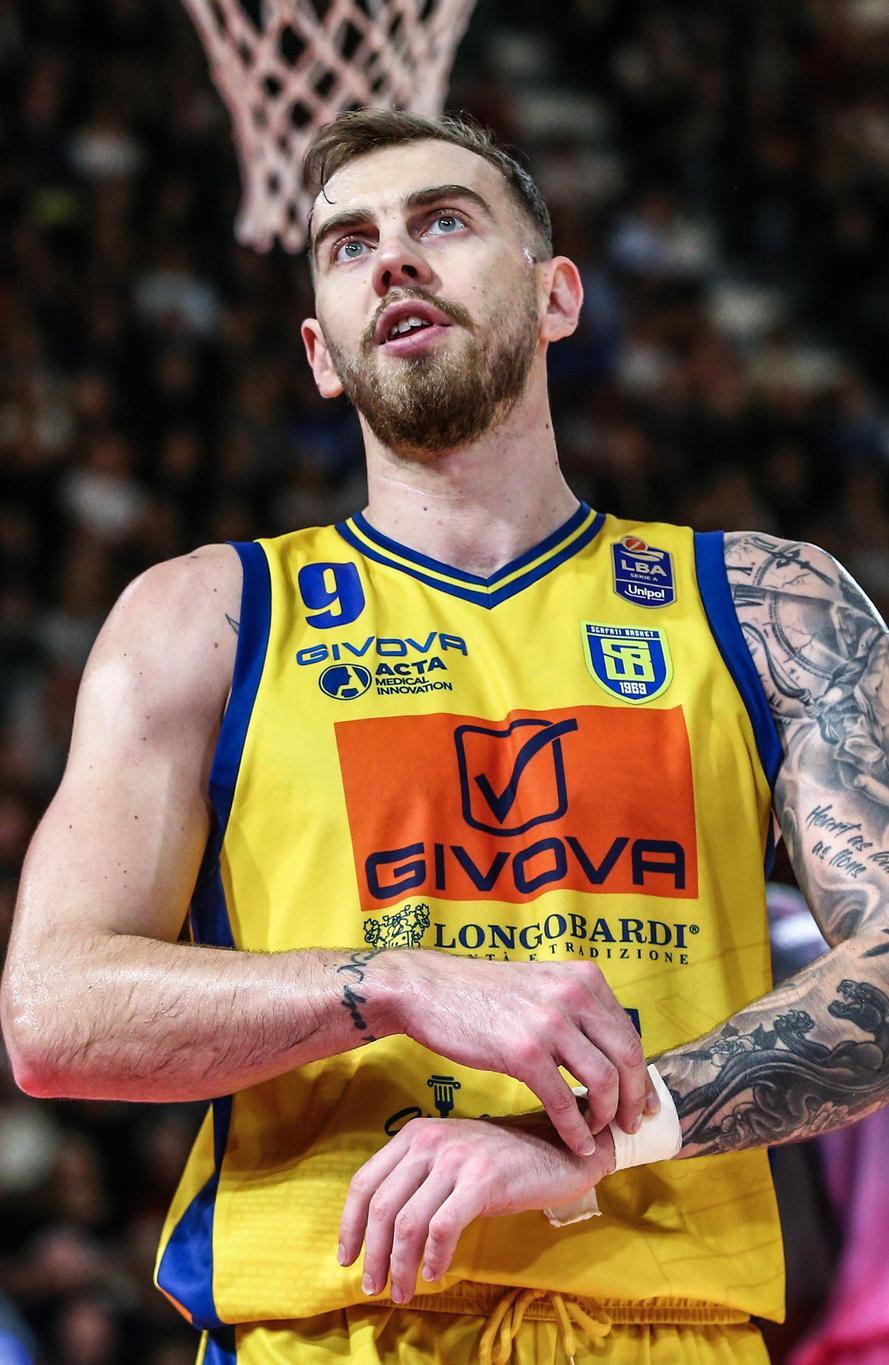 fortitudo un altro straniero si aggiunge al roster il lituano ex scafati mancano due lunghi italiani portaluppi regala un gigante a caja dopo moore in arrivo sorokas