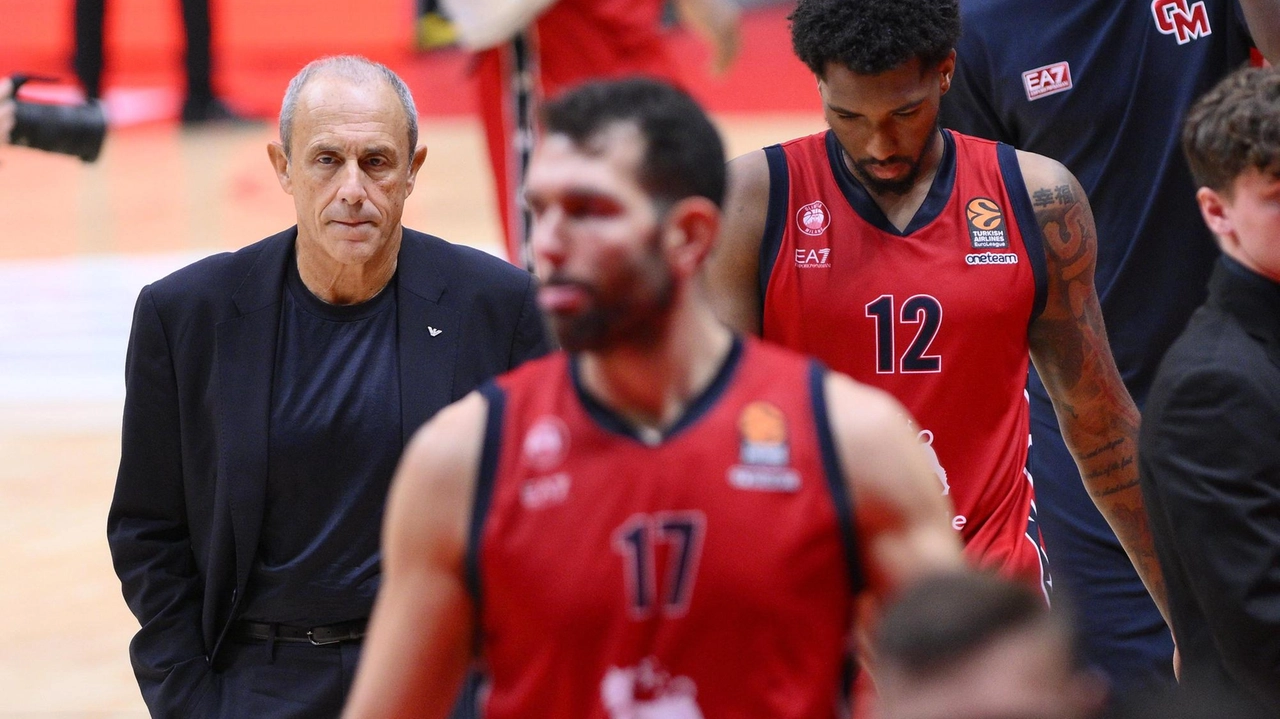 Ettore Messina e i giocatori dell’Olimpia abbandonano il parquet dopo la quarta sconfitta in cinque gare in Eurolega