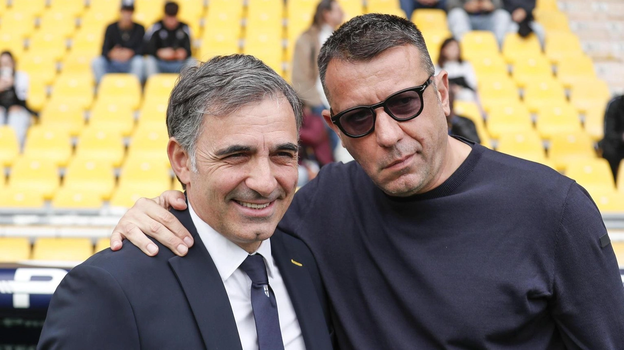 Mister Roberto D’Aversa (a destra) con l’allenatore del Parma, Fabio Pecchia