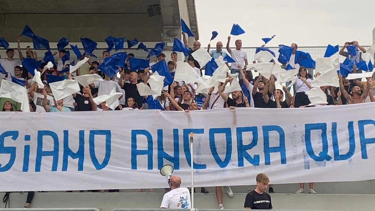 Il Fossombrone affronta il Chieti in trasferta con diversi giocatori in dubbio. Il Chieti, reduce da una vittoria convincente, punta a confermarsi. Entrambe le squadre si preparano per una sfida impegnativa.