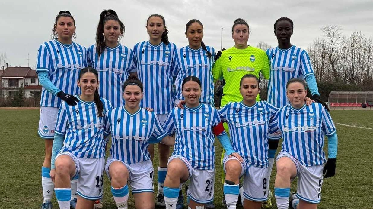 Foto di gruppo per le ragazze biancazzurre (Foto Spal)