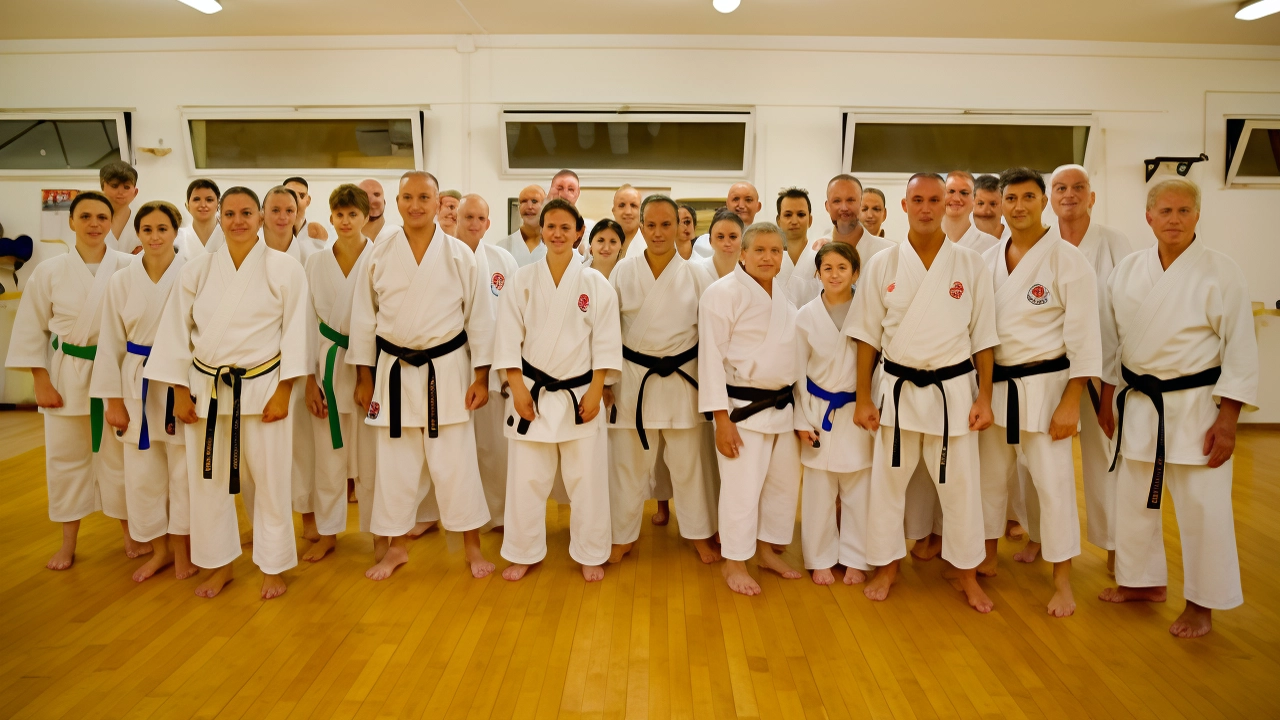 Dal mese di ottobre riprendono, sotto la direzione tecnica del maestro Mauro Soavi C.N. 7 Dan, le lezioni di Karate... Dal mese di ottobre riprendono, sotto la direzione tecnica del maestro Mauro Soavi C.N. 7 Dan, le lezioni di Karate...