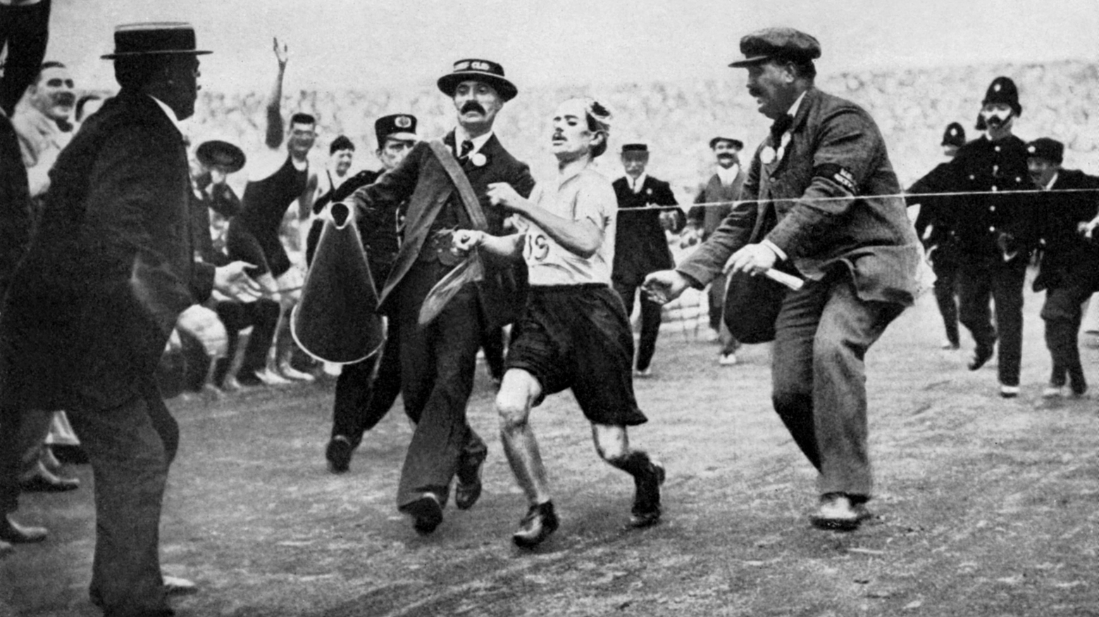 L'italiano Dorando Pietri viene aiutato a terminare la maratona alle Olimpiadi di Londra 1908