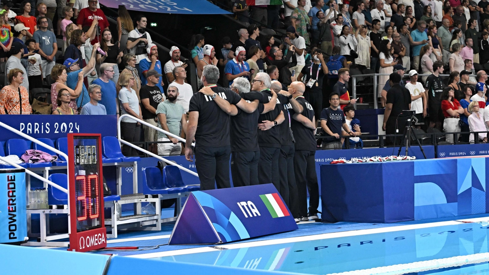 Gli azzurri hanno dato le spalle alla giuria durante l’inno e poi hanno giocato con un uomo in meno nei primi minuti della gara. Il Tas ha bocciato l’ultimo ricorso relativo alla gara persa contro l’Ungheria. Gli Azzurri hanno perso 11-9. Il disappunto del presidente del Coni