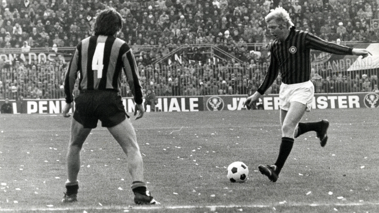 Karl Heinz Schnellinger in azione durante un derby