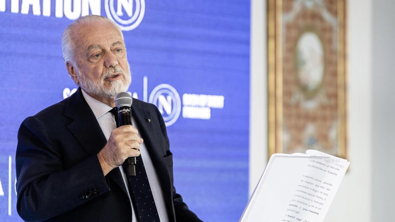 Il presidente del Napoli, Aurelio De Laurentiis, augura un 2025 di serenità e pace, puntando al ritorno in Europa.