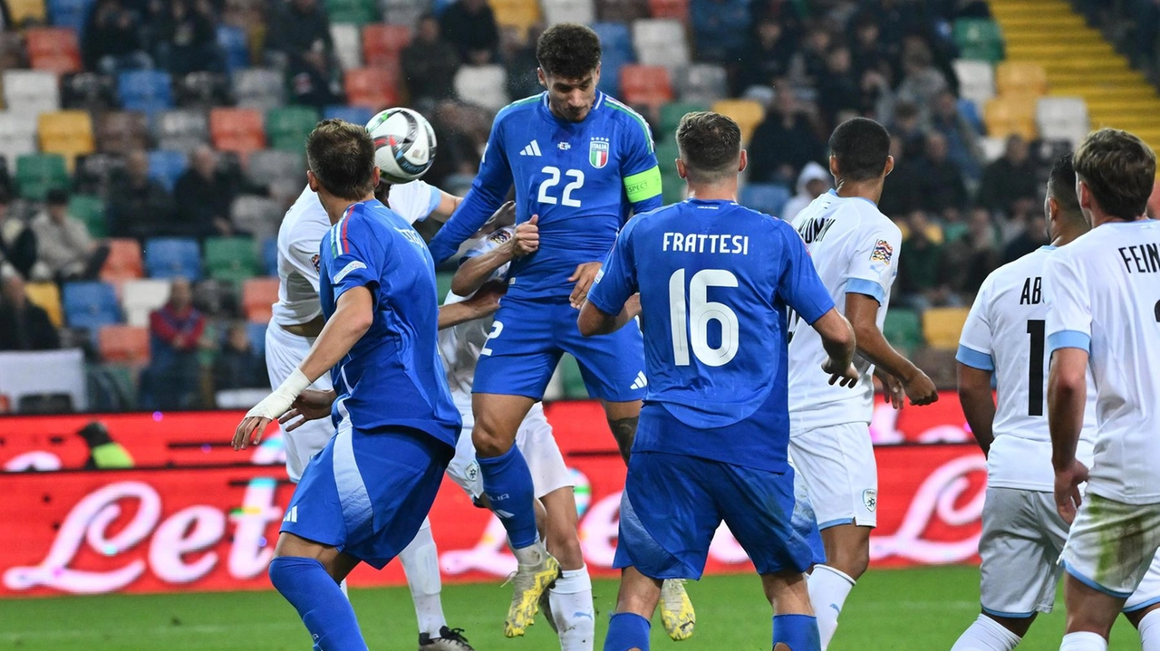 Il gol di Giovanni Di Lorenzo, capitano per l’occasione, che ha portato l’Italia sul 2-1. Nel tondo Daniel Maldini, ieri ha esordito