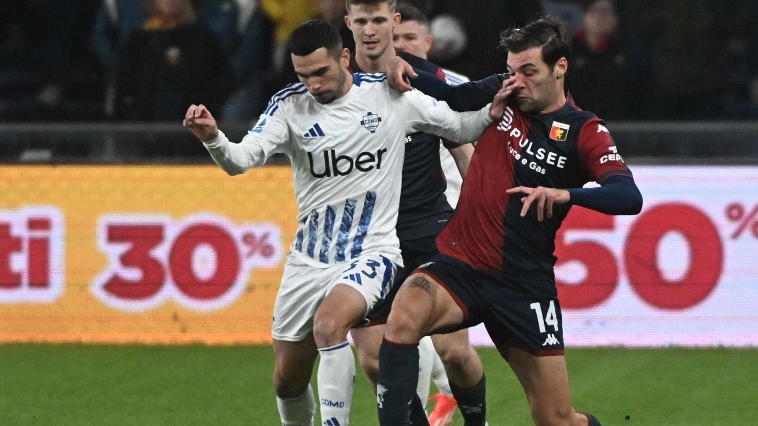 Pareggio del Como contro il Genoa al Ferraris: dominio lariano, gol di Da Cunha annullato a Paz. Fabregas cambia formazione. Balotelli debutta e causa polemiche. Vogliacco segna il gol del pareggio nel recupero.